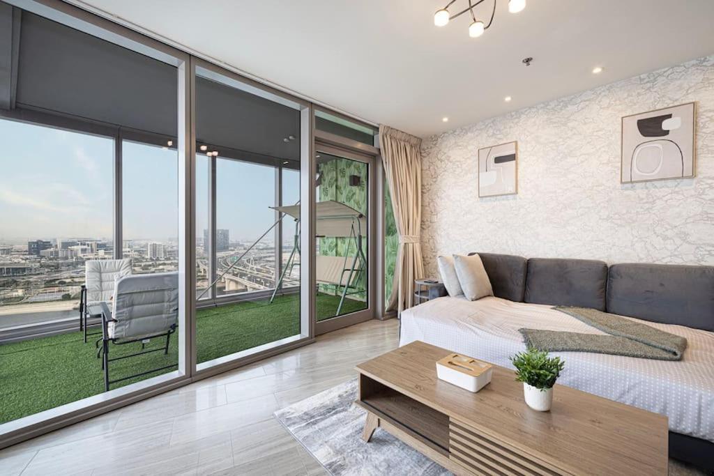 Luxury 1-br Waterfront Living Dubai